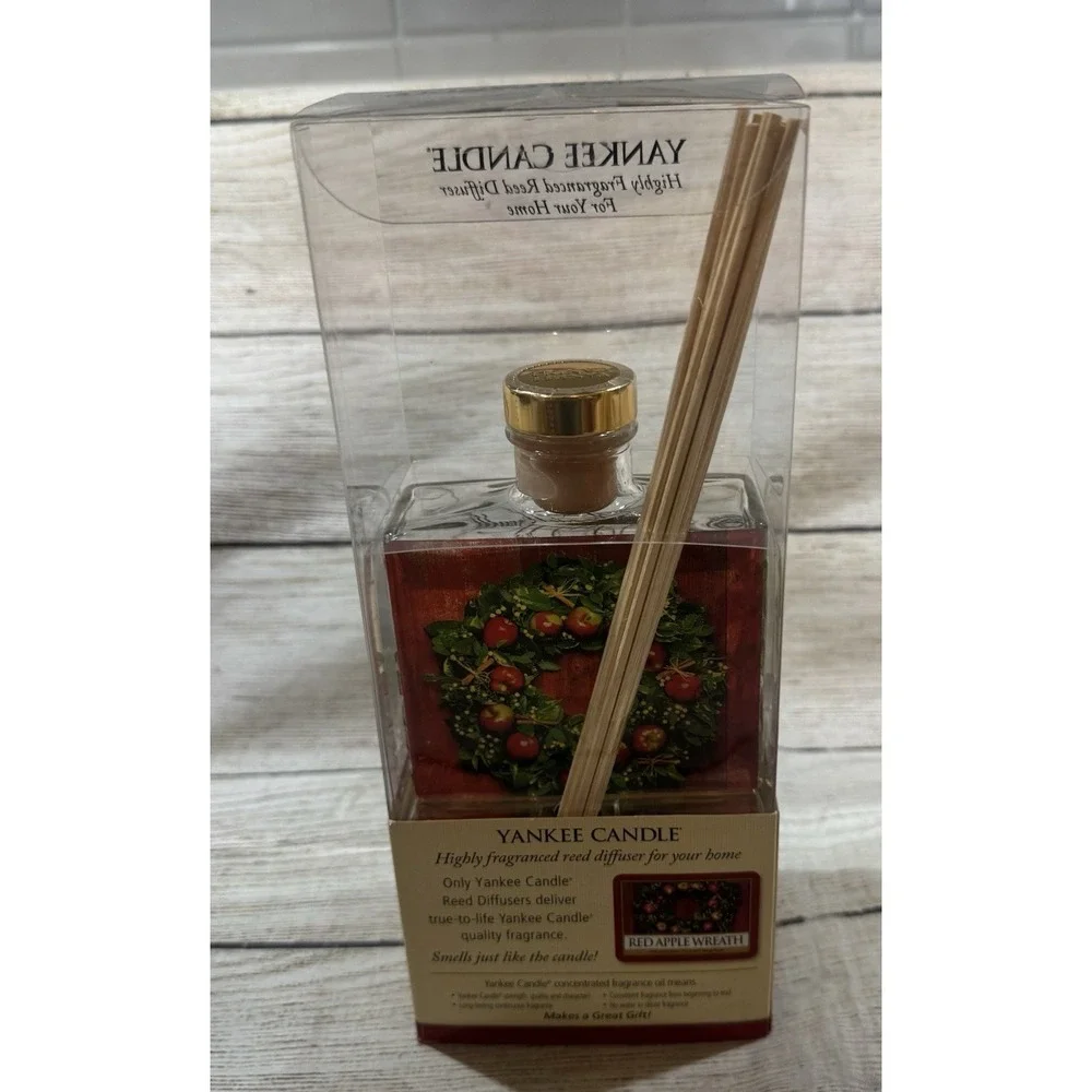 NIB Yankee Candle 3 oz Reed Diffuser Red Apple Wreath Hand Decorated Glass NEW